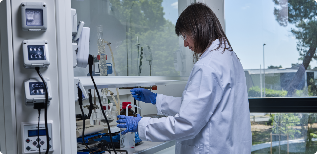 Technicien travaillant sur des pigments écologiques.