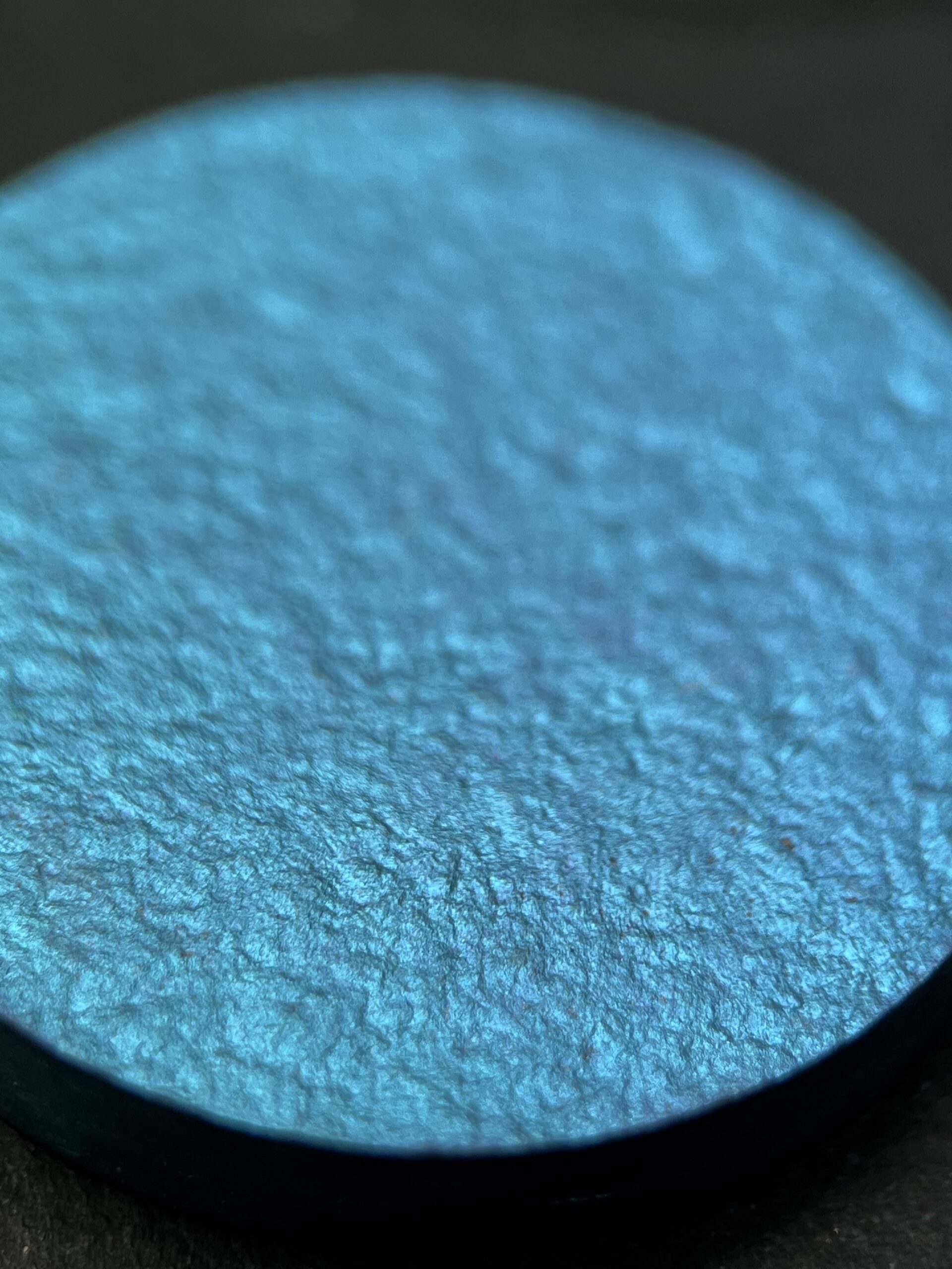 Chercheur UGIEL utilisant une pipette pour manipuler une solution colorée dans un laboratoire.